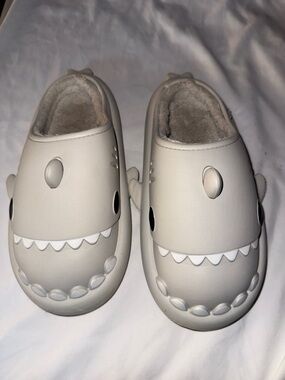 Men's Shark Slip-On Clogs Foam Slipper with Plush Lining non slip 40 -41